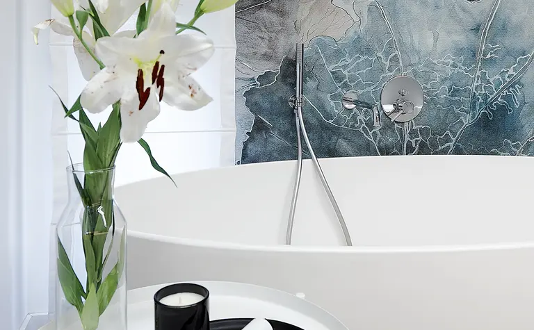 Nowoczesna łazienka z białą wanną i kwiatami, współczesny design wnętrza.