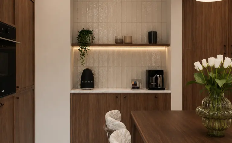 Wnętrze kuchni w stylu art deco z drewnianymi meblami i białymi kafelkami.