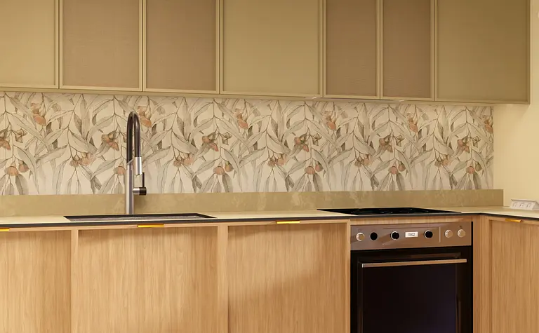 Wnętrze kuchni z drewnianymi meblami i beżowym tłem w stylu współczesnym i prowansalskim.