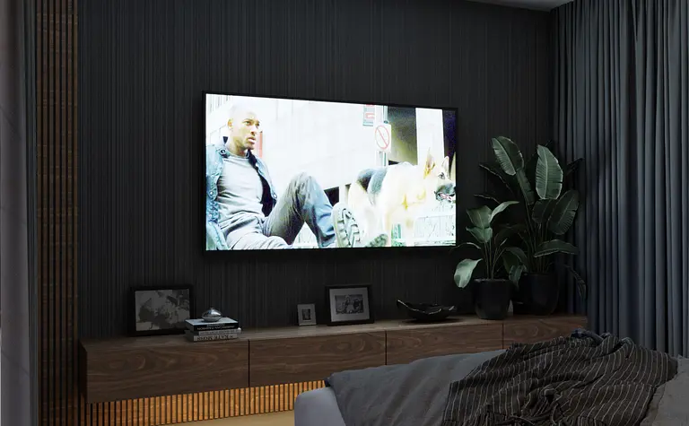 Wnętrze sypialni z telewizorem, drewnianą komodą, roślinami, styl quiet luxury.