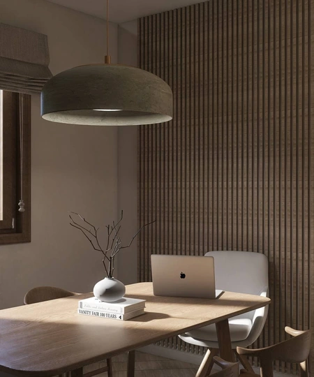 Minimalistyczne biuro z drewnianym biurkiem i nowoczesną lampą sufitową.