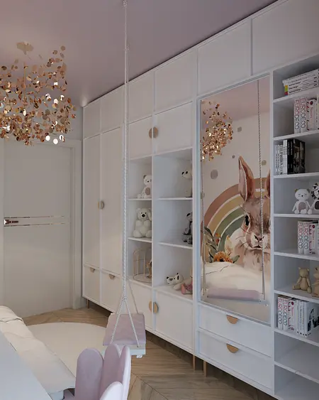 Pokój dziecięcy z białymi meblami, różowymi akcentami i dekoracjami w stylu glamour.