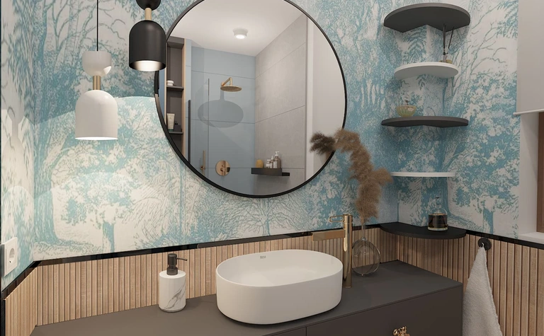 Wnętrze łazienki z okrągłym lustrem, niebieską tapetą, minimalistycznym designem i detalami glamour.