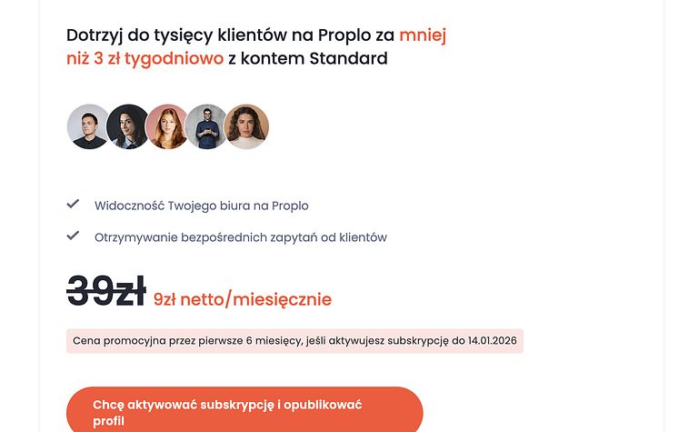 Wnętrze z boho i dopamine decor, białe meble, szare akcenty.