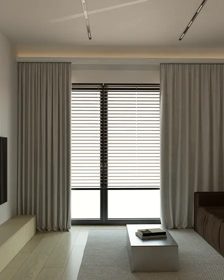 Minimalistyczny salon z szarymi zasłonami i nowoczesnym stolikiem.