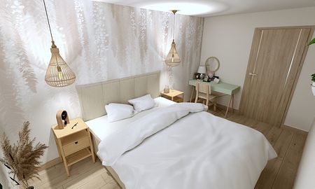 Sypialnia z jasnym łóżkiem, drewnianymi akcentami i roślinami