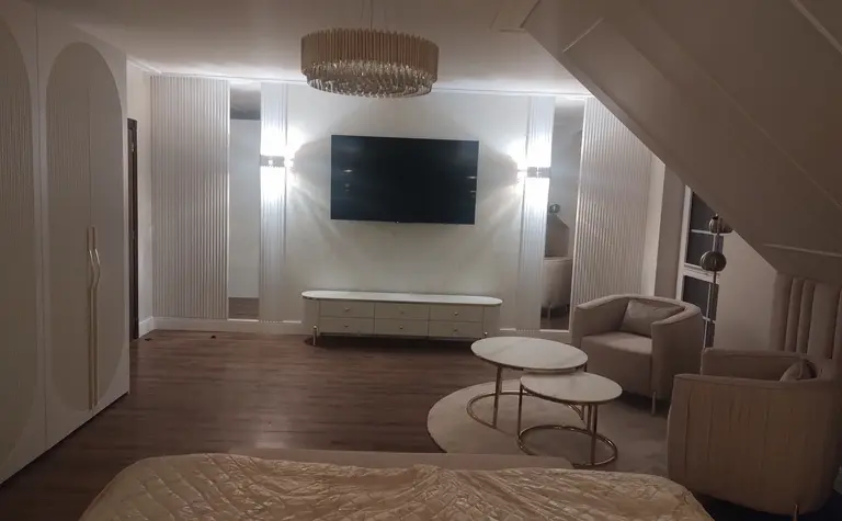 Przestronne wnętrze z jasnymi meblami i dekoracjami glamour.