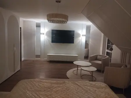 Przestronne wnętrze z jasnymi meblami i dekoracjami glamour.