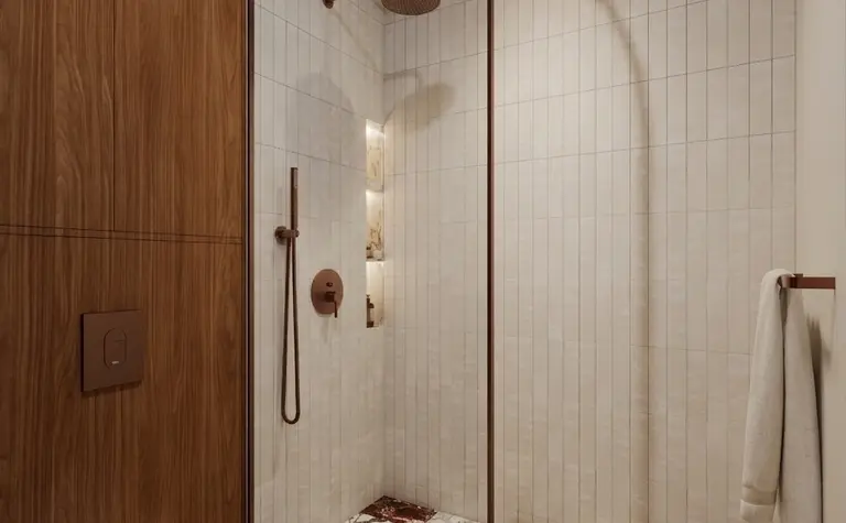 Wnętrze łazienki z podziałem na strefy, art deco i vintage, z marmurową podłogą i drewnem.