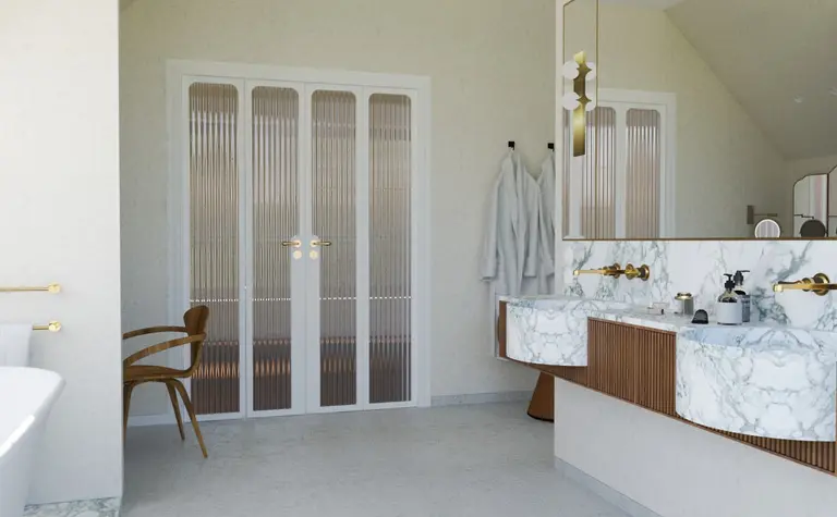 Wnętrze łazienki w stylu art deco z marmurowymi wykończeniami i złotymi detalami.