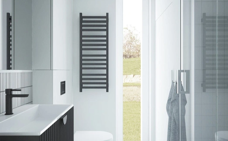 Nowoczesna łazienka z białą umywalką, czarnymi detalami i minimalistycznym designem.