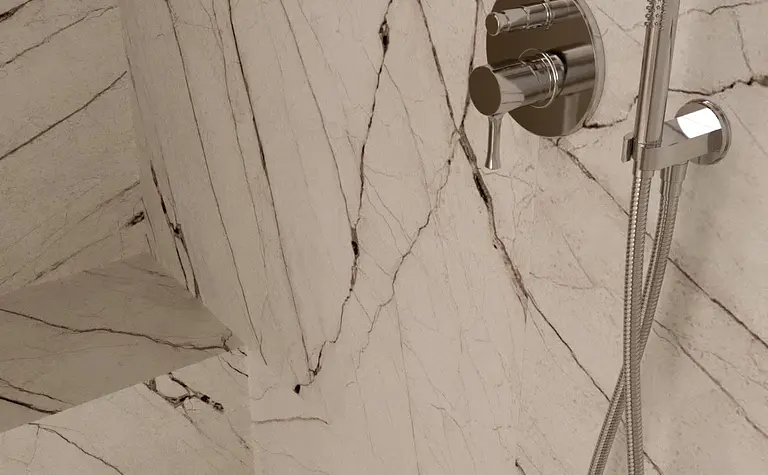 Łazienka w stylu minimalistycznym z jasnymi płytkami i prysznicem.