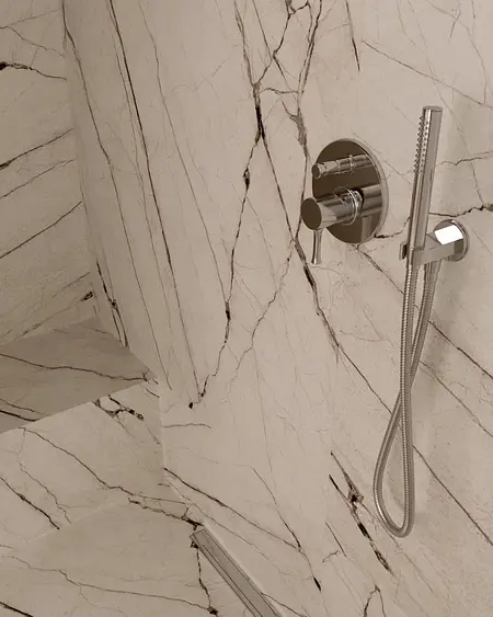 Łazienka w stylu minimalistycznym z jasnymi płytkami i prysznicem.