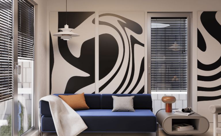 Wnętrze salonu w stylu eklektycznym z minimalistycznymi akcentami, niebieska sofa.