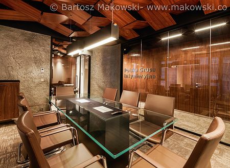 Sala konferencyjna z szklanym stołem, drewnianymi akcentami, minimalistyczny, nowoczesny, współczesny