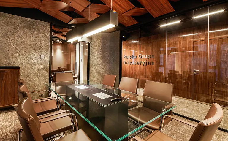 Sala konferencyjna z szklanym stołem, drewnianymi akcentami, minimalistyczny, nowoczesny, współczesny