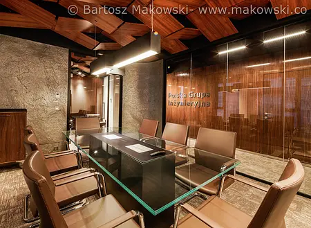 Sala konferencyjna z szklanym stołem, drewnianymi akcentami, minimalistyczny, nowoczesny, współczesny