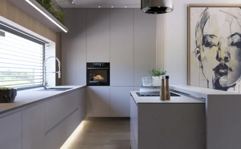 Nowoczesna kuchnia z szarymi meblami, drewnianą podłogą i sztuką na ścianie.