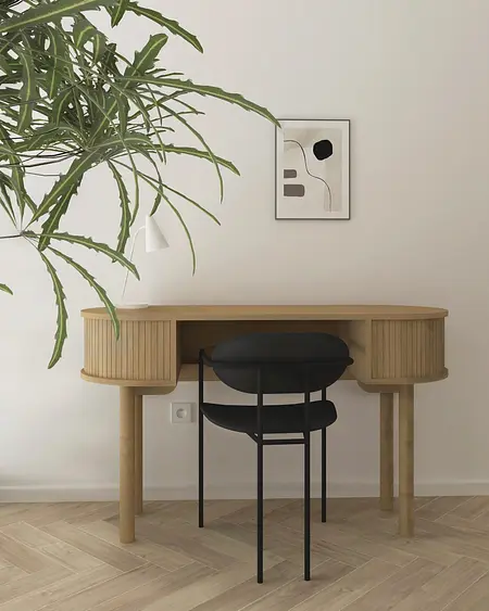 Minimalistyczne biuro w stylu japandi z drewnianym biurkiem i rośliną.