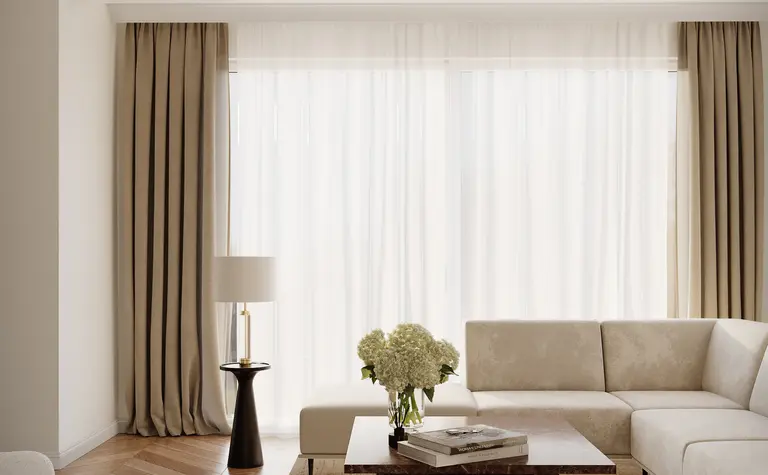 Wnętrze salonu w stylu quiet luxury i współczesnym, z jasnymi meblami i drewnianą podłogą.