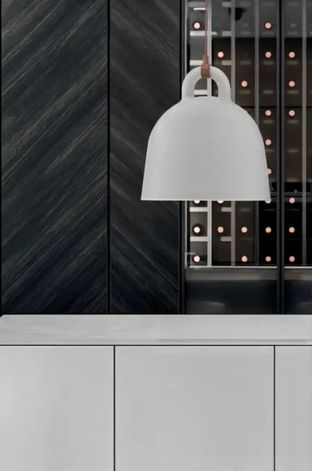 Wnętrze z minimalistyczną lampą w nowoczesnym stylu, skandynawski design.