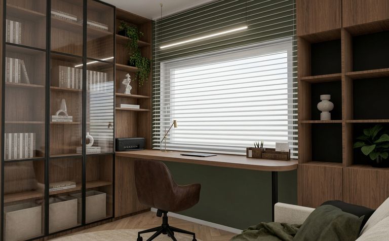 Wnętrze gabinetu z drewnianym biurkiem, półkami i roślinami, styl boho i nowoczesny.