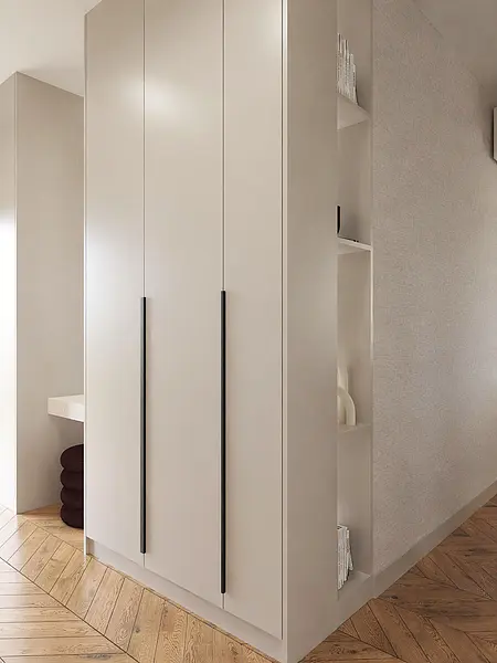 Garderoba w stylu japandi, minimalistycznym z beżowymi meblami i drewnianą podłogą.