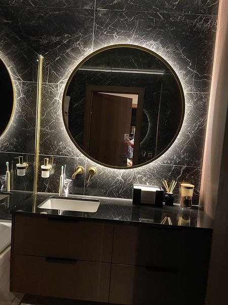 Nastrojowa łazienka z ciemnym kamiennym gresem płytkami i złotymi bateriami by wedodesign.pl