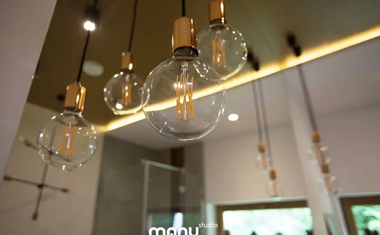 Oświetlenie w stylu industrialnym i minimalistycznym z dużym lustrem