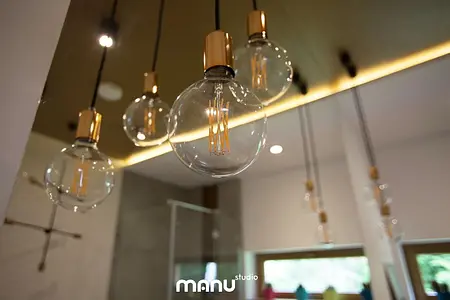Oświetlenie w stylu industrialnym i minimalistycznym z dużym lustrem
