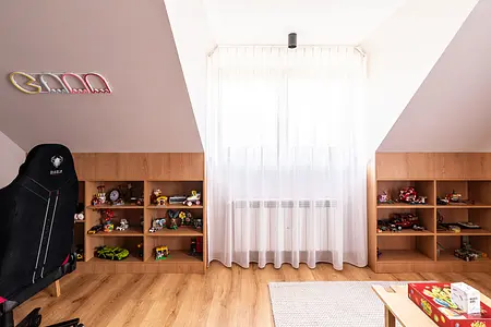 Pokój dla dzieci w stylu skandynawskim z drewnianymi meblami i zabawkami.