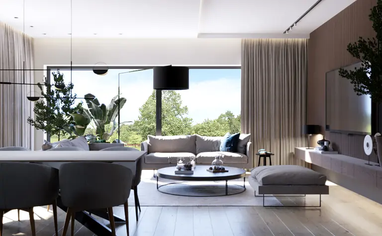 Wnętrze nowoczesnego salonu z dużymi oknami, jasnymi meblami i roślinami.