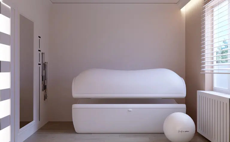 Wnętrze minimalistycznego pokoju z białym łóżkiem i drewnianą podłogą w stylu art deco.