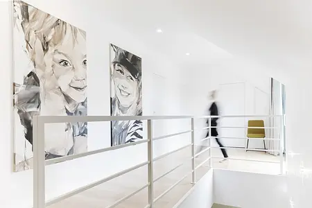 Nowoczesne wnętrze z obrazami w stylu minimaluxe i quiet luxury.