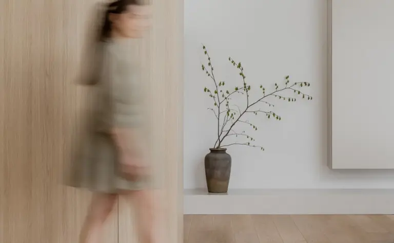 Wnętrze w stylu japandi z drewnianymi akcentami i minimalistycznymi detalami.