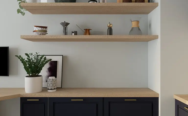 Wnętrze kuchni z ciemnymi meblami, drewnianym blatem i dekoracjami w stylu dopamine decor, eklektycznym, nowoczesnym.