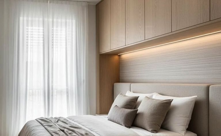 Sypialnia w stylu japandi z minimalistycznym wystrojem, soft minimalizm, quiet luxury.