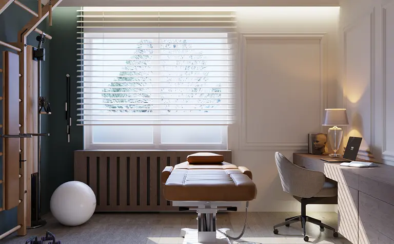 Gabinet w stylu art deco z minimalistycznym biurkiem i nowoczesnym fotelem.