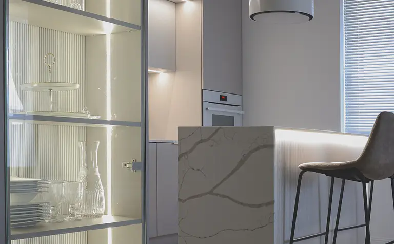 Nowoczesna kuchnia w stylu boho i minimalistycznym z białymi meblami i drewnianymi detalami.