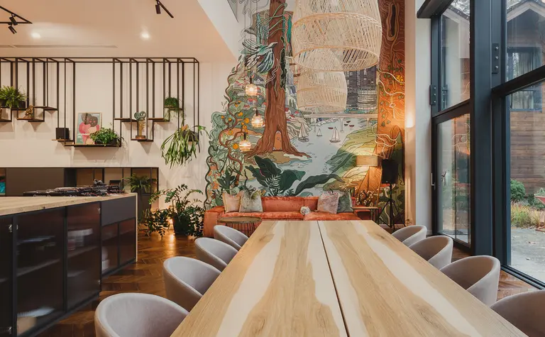 Wnętrze jadalni w stylu dopamine decor, rustykalnym i industrialnym, z drewnianym stołem.
