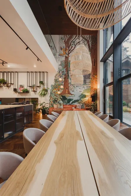 Wnętrze jadalni w stylu dopamine decor, rustykalnym i industrialnym, z drewnianym stołem.