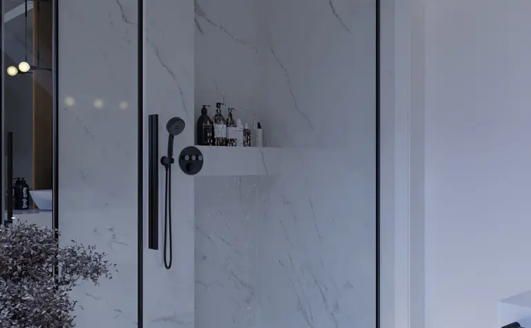 Wnętrze nowoczesnej łazienki z prysznicem, marmurem, eklektycznymi i glamour detalami.