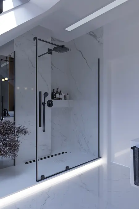 Wnętrze nowoczesnej łazienki z prysznicem, marmurem, eklektycznymi i glamour detalami.