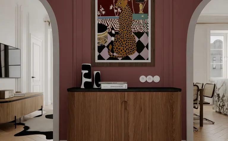 Wnętrze z komodą z drewna, różową ścianą, art deco, minimalistyczne, glamour