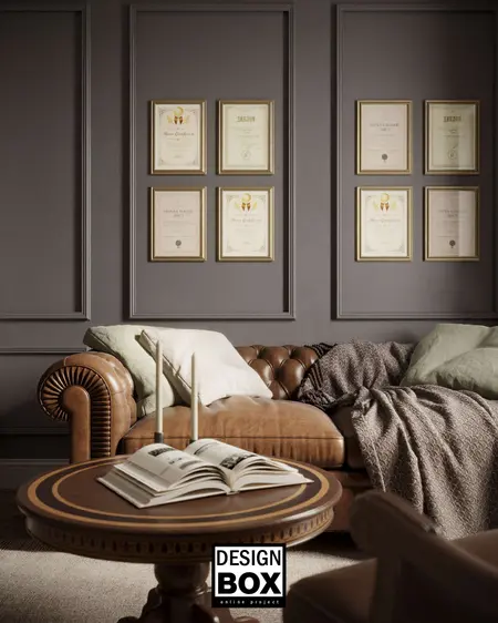 Glamour salon z brązową sofą i dekoracyjnymi ramkami na ścianie.