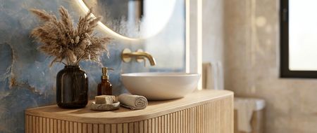 Łazienka glamour, nowoczesny i współczesny wystrój z drewnianą szafką, białą umywalką i suszonymi trawami