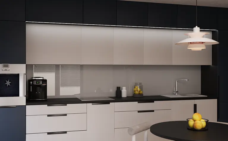 Kuchnia w stylu eklektycznym, minimalistycznym i nowoczesnym z granatowymi i białymi detalami.