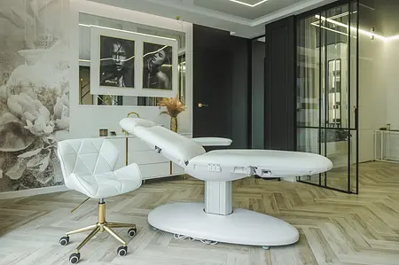 Nowoczesny gabinet z białym łóżkiem i złotymi detalami, styl glamour.