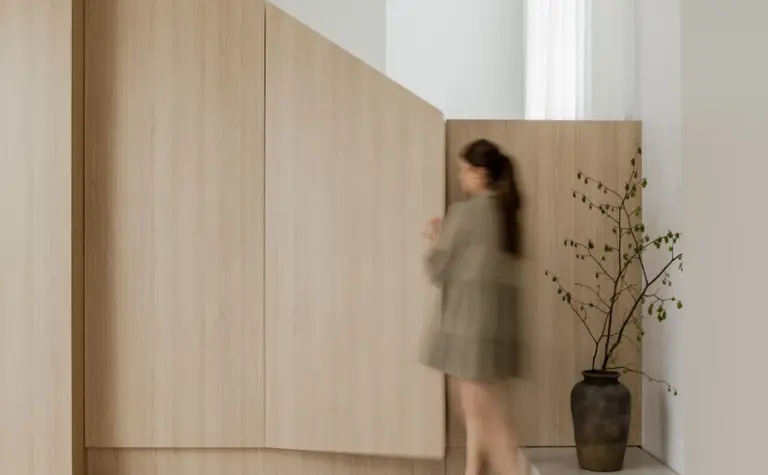Minimalistyczna garderoba w stylu japandi z drewnianymi elementami.