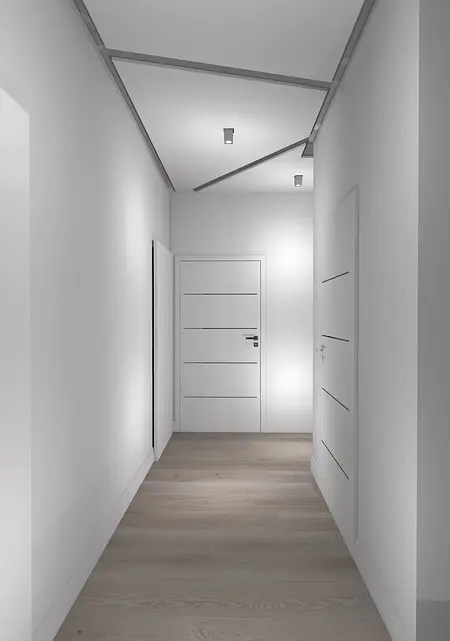 Przedpokój z białymi ścianami, drewnianą podłogą, oświetleniem LED, w stylu dopaminowym, industrialnym, japandi, minimalistycznym.